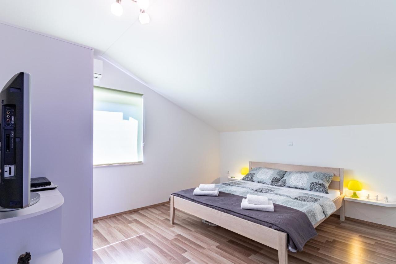Apartments With A Parking Space Bilice, Krka - 13545 Sibenik Exterior photo